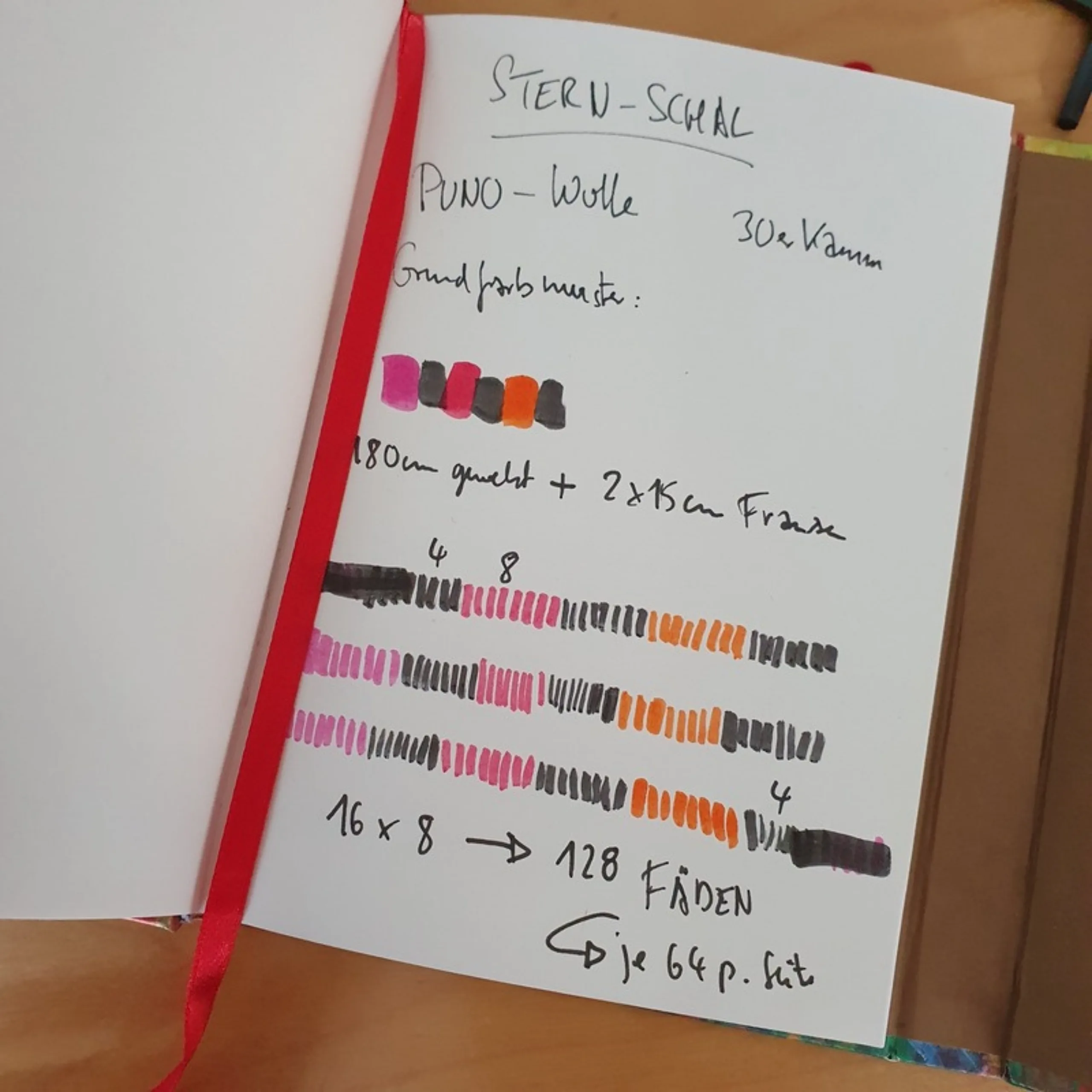 Aufgeschlagenes Notizbuch mit der Planung für den Stern-Schal: Puno-Wolle, 30er Kamm, aufgemalte Farbmuster und die Rechnung 16 mal 8 gleich 128 Fäden