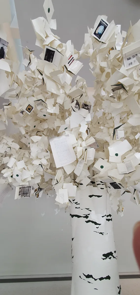 Die Krone des Papierbaums im Montblanc Haus: gefaltete Buchseiten, Miniaturbücher, Postkarten und Briefumschläge mit grünem Wachssiegel.